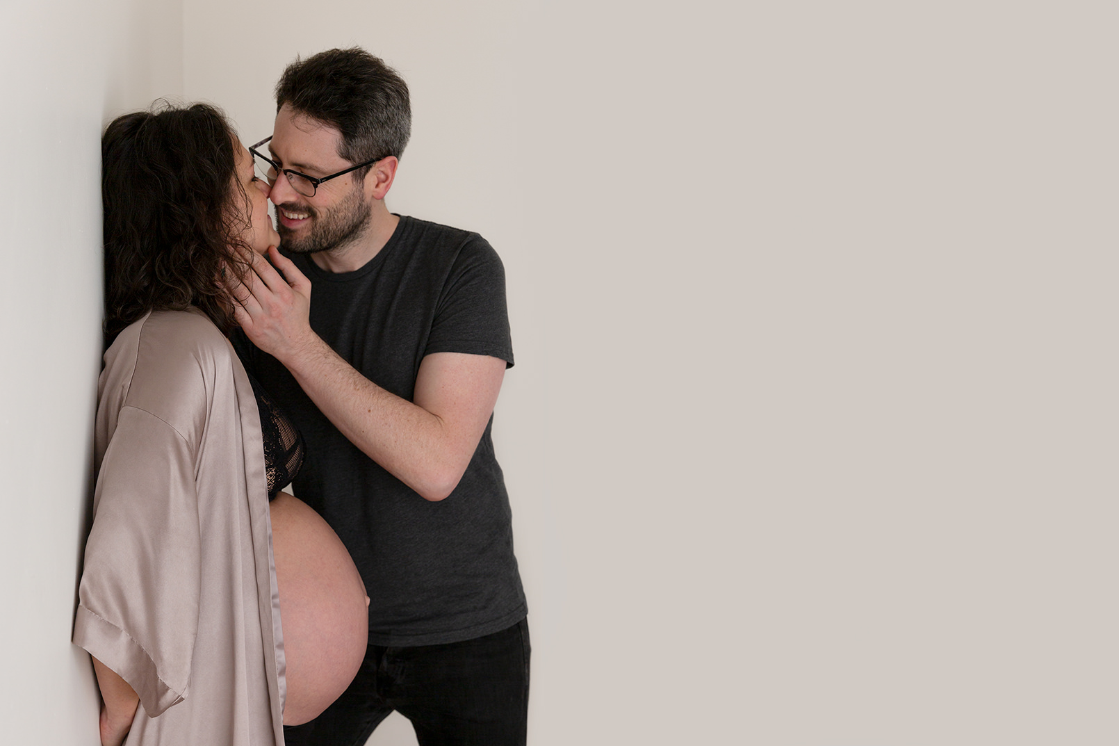 new parents kissing at maternity photoshoot