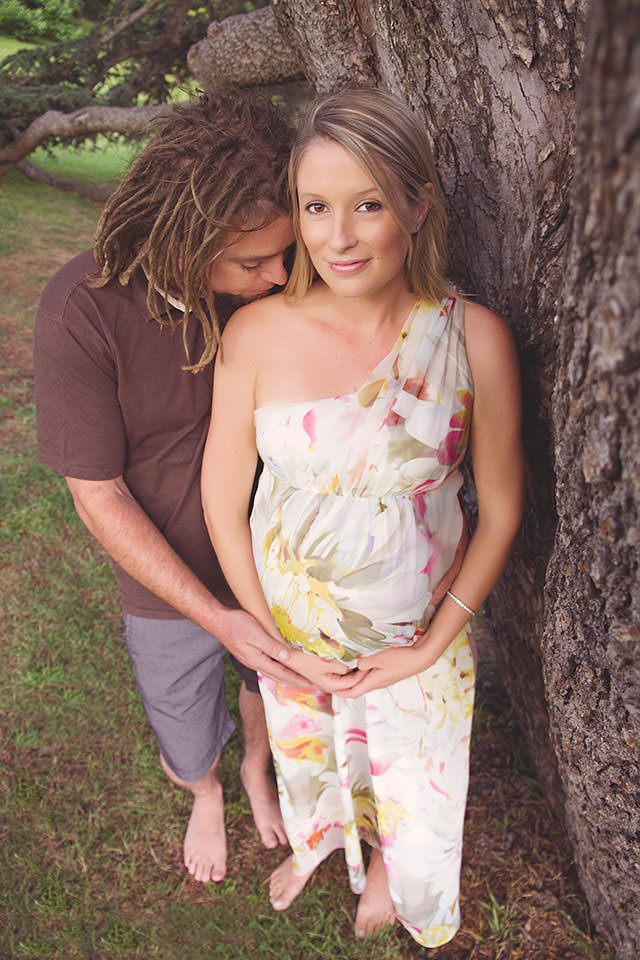 Dreadlocked Dad kisses pregnant wife
