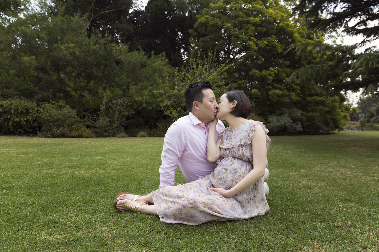 Expectant Korean Couple kissing at Botanic Gardens