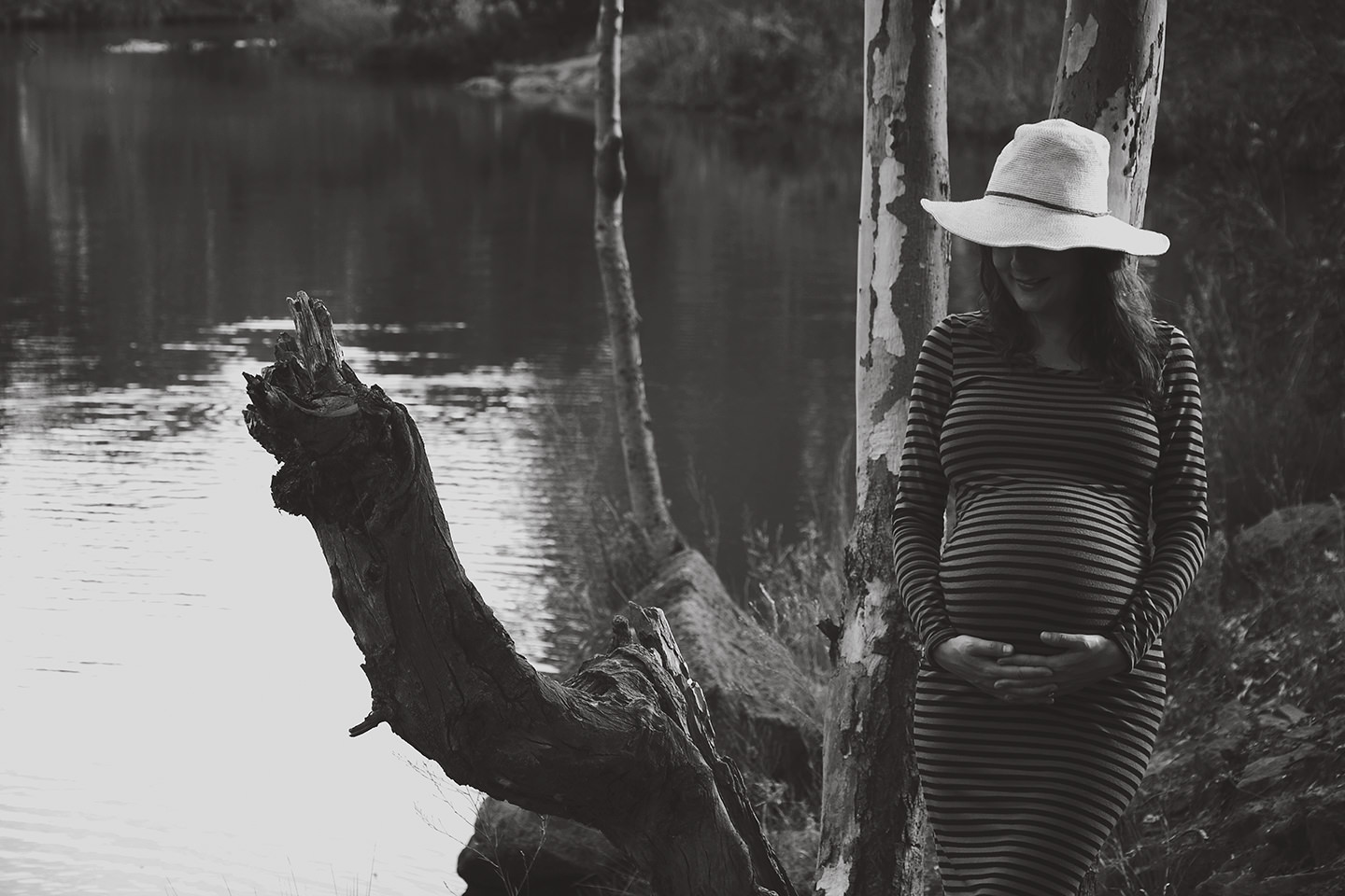 Maternity photo at Yarra River