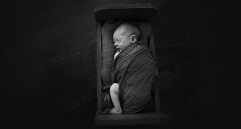 minimal newborn photography by Paula Andrews Photography