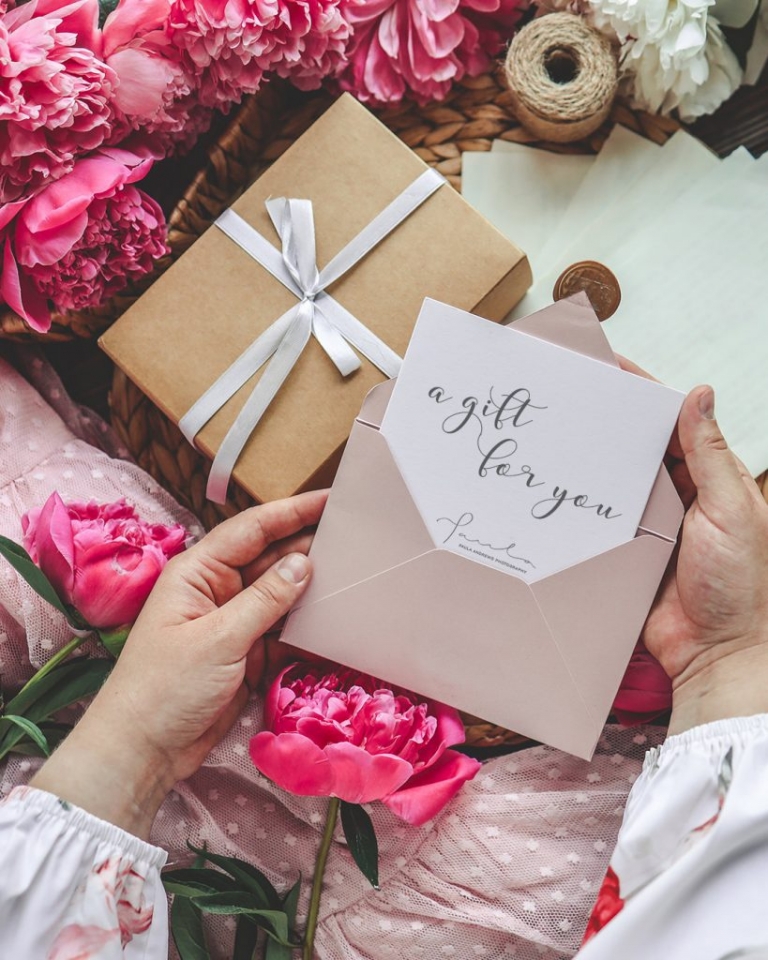 Mother opening a gift voucher for a photoshoot experience with melbourne photographer Paula Andrews