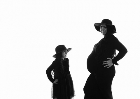 mother and older daughter at maternity photoshoot with Paula Andrews